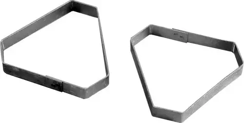 Zwei Zentrierdreiecke aus Metall, verwendet zur Positionierung in Heizsystemen, hergestellt von Wolf.